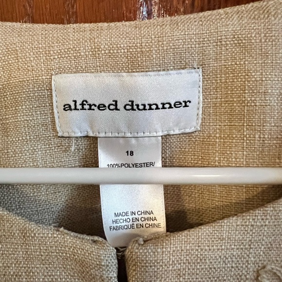 Alfred Dunner Size 18 Light Tan Embroidered & Beaded Jacket W/Pockets - Picture 3 of 4